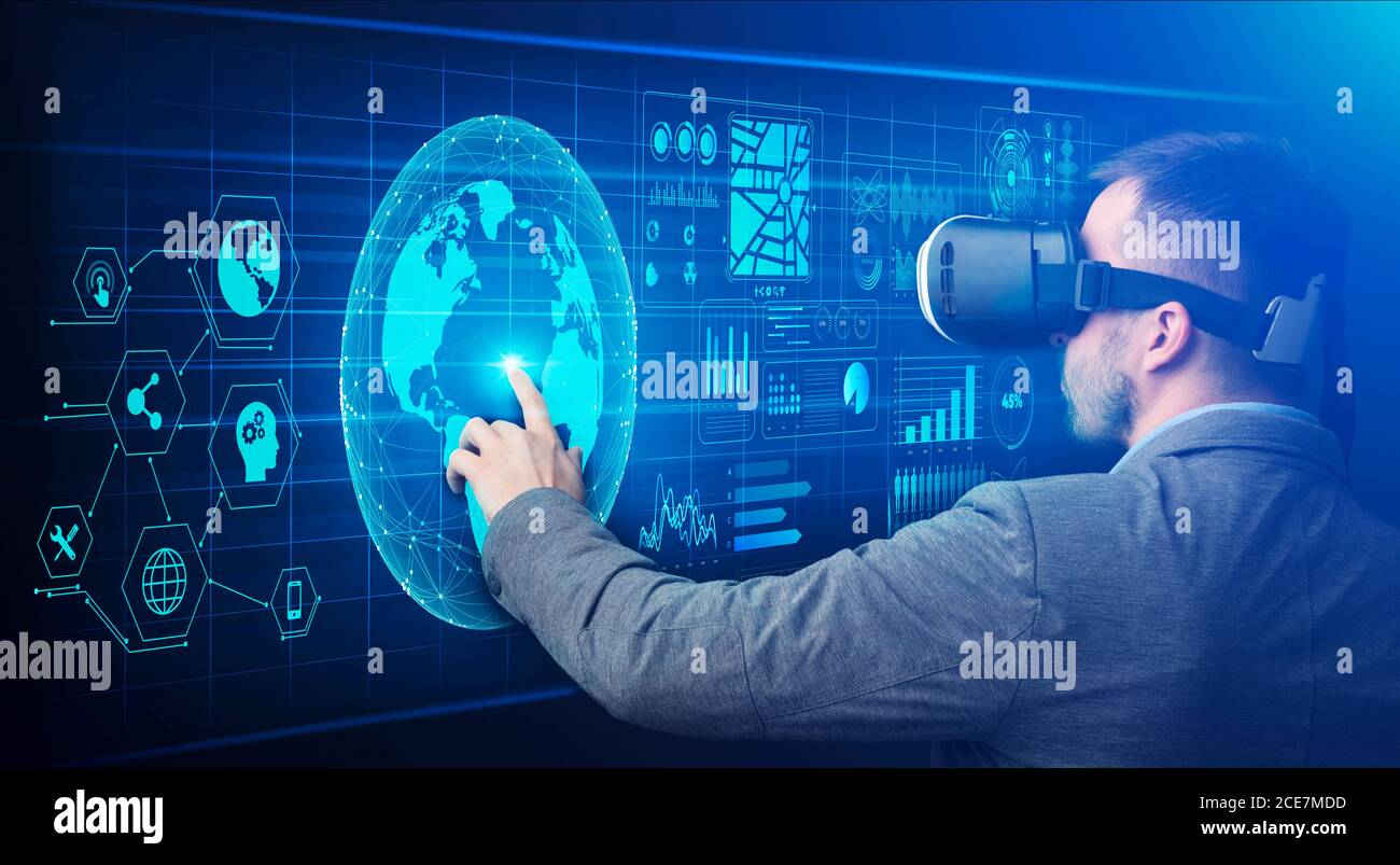 Les technologies modernes en entreprise. Homme touchant l'écran virtuel avec des icônes de réseau global Banque D'Images
