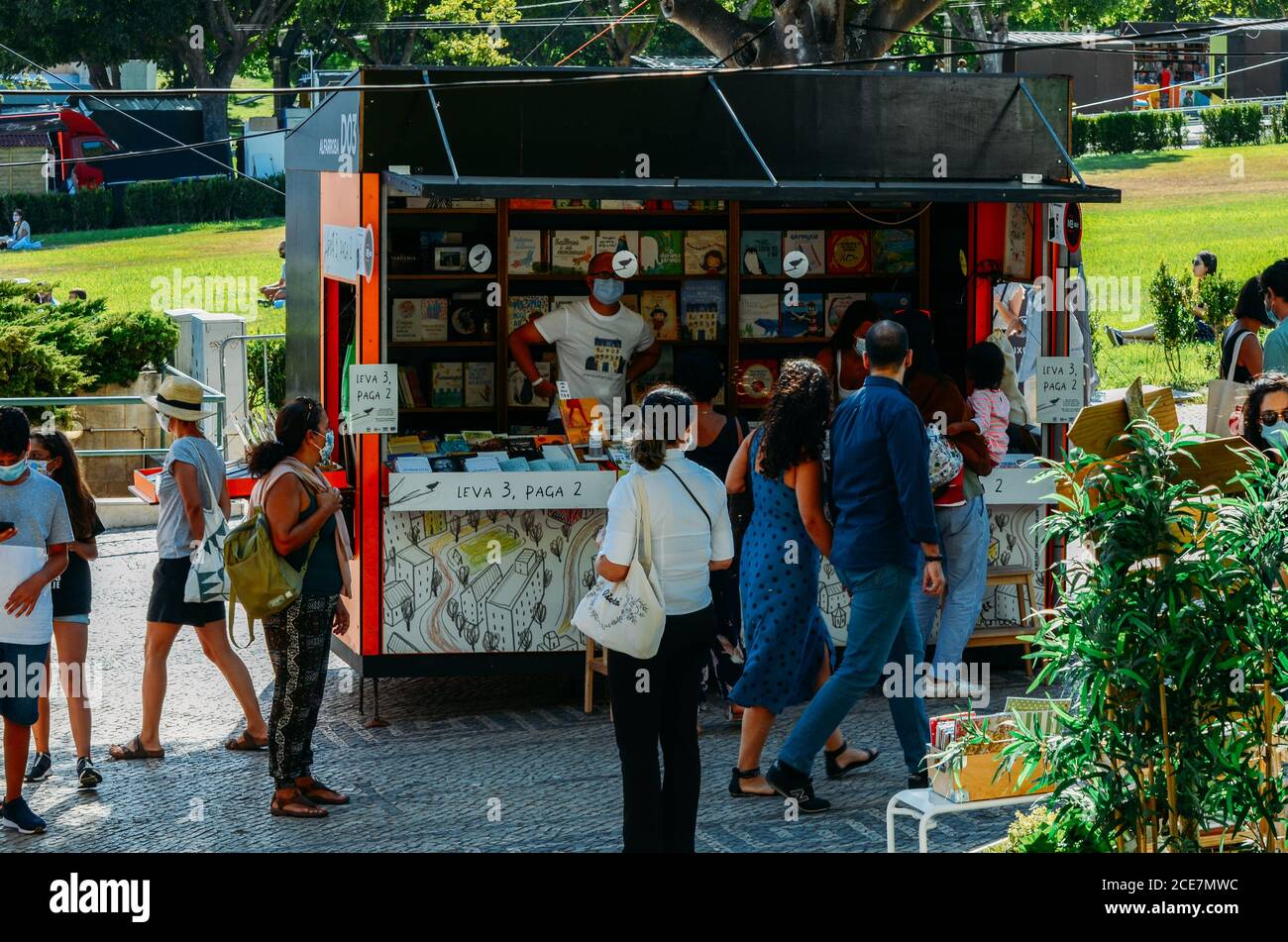 Les gens assistent à la Foire du livre de Lisbonne qui se tient chaque année dans le Parc Eduardo VII, Lisbonne, Portugal Banque D'Images