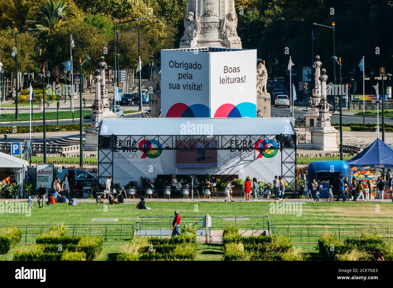 Les gens assistent à la Foire du livre de Lisbonne qui se tient chaque année dans le Parc Eduardo VII, Lisbonne, Portugal Banque D'Images