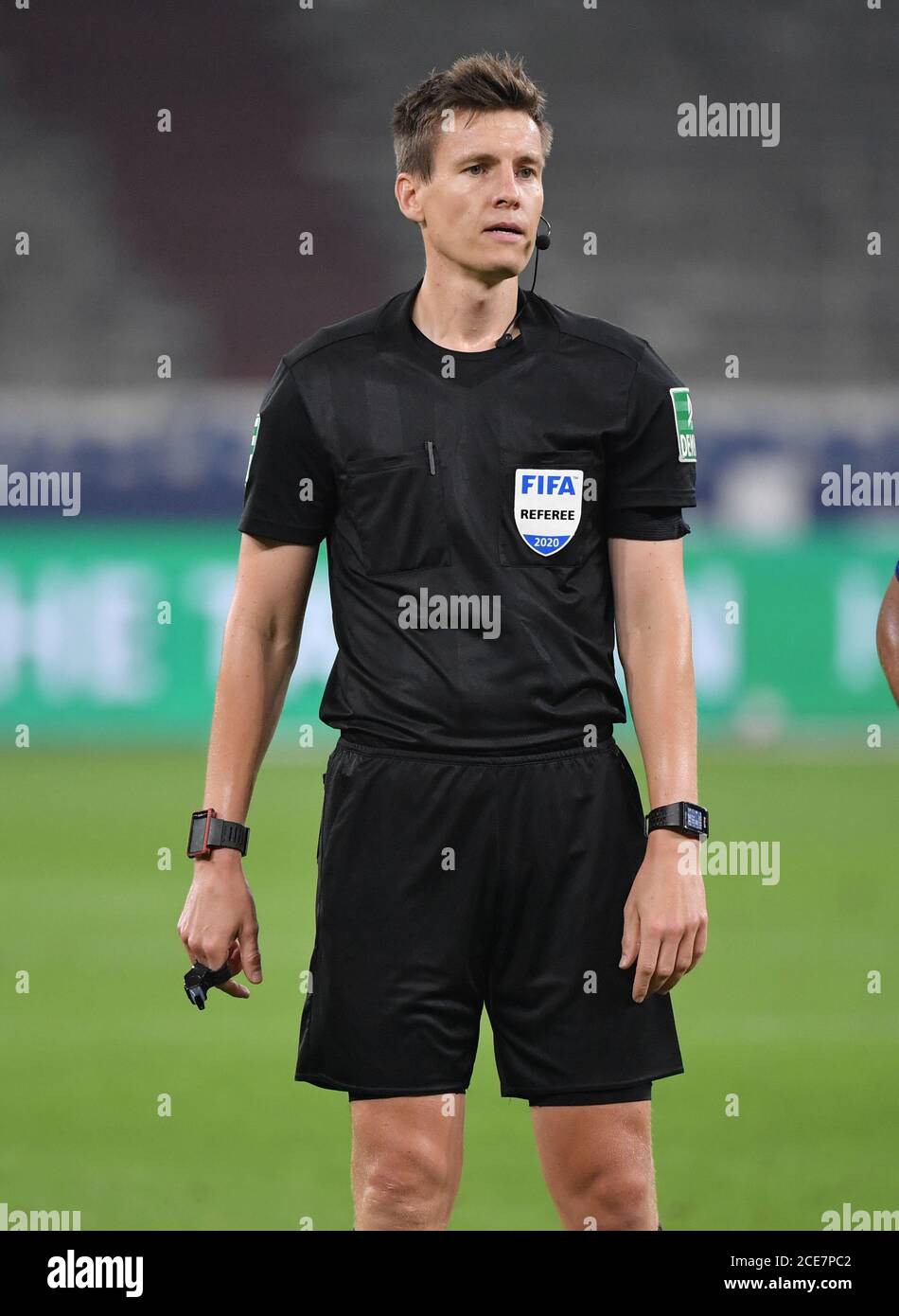 Veltins Arena Gelsenkirchen Allemagne 14.6.2000, football Bundesliga saison 2019/20 match jour 31, FC Schalke 04 (S04, bleu) vs Bayer 04 Leverkusen (B04, rouge) — arbitre Daniel Siebert crédit: Maik Hoelter/TEAM2sportphoto/Pool / via Kolvenbach Banque D'Images