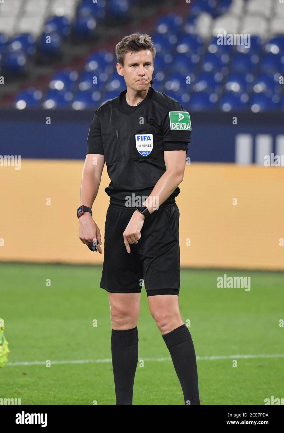 Veltins Arena Gelsenkirchen Allemagne 14.6.2000, football Bundesliga saison 2019/20 match jour 31, FC Schalke 04 (S04, bleu) vs Bayer 04 Leverkusen (B04, rouge) — arbitre Daniel Siebert crédit: Maik Hoelter/TEAM2sportphoto/Pool / via Kolvenbach Banque D'Images