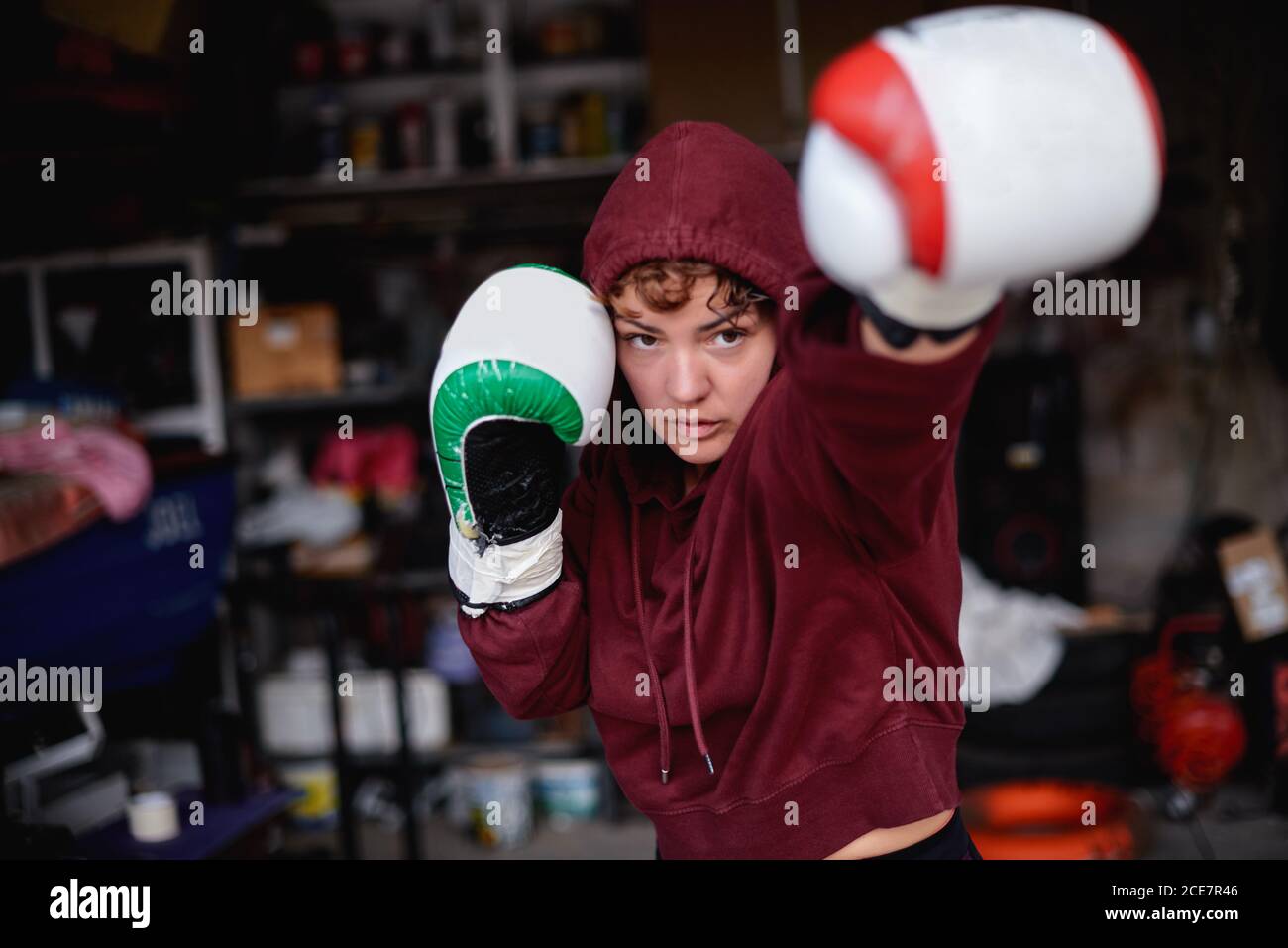 Déterminé Sportswoman Shadow boxing dans la salle de sport Banque D'Images