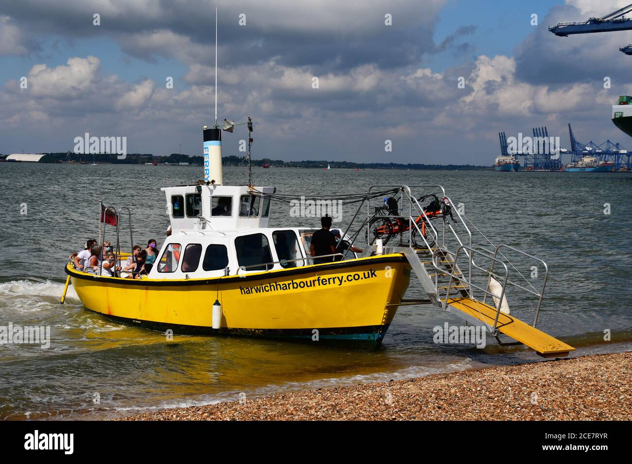 Harwich Harbour Ferry, sur la plage de Felixstowe, Suffolk, Royaume-Uni. Le ferry circule de Felixstowe à Harwich et de retour. Banque D'Images