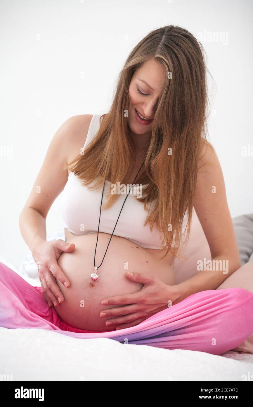 Femme enceinte se concentrant sur le bébé Banque D'Images