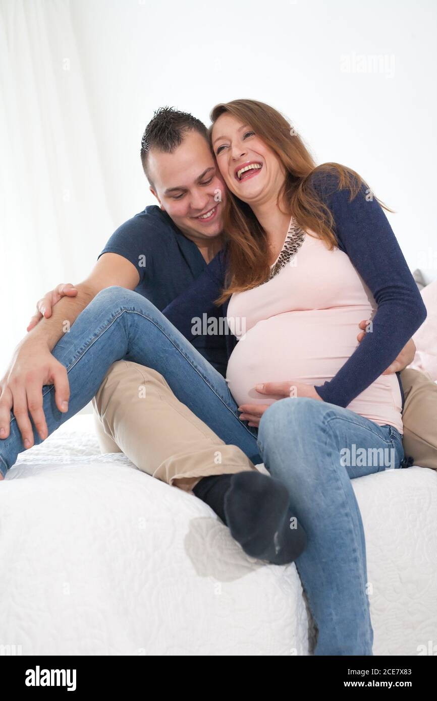 Smiling pregnant couple Banque D'Images