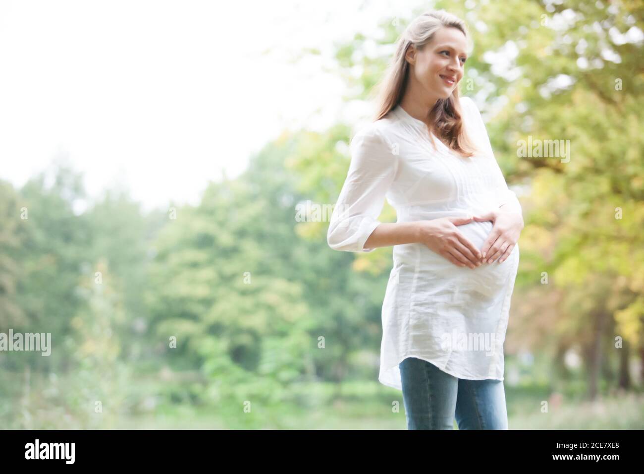 Expecting woman dans la nature Banque D'Images