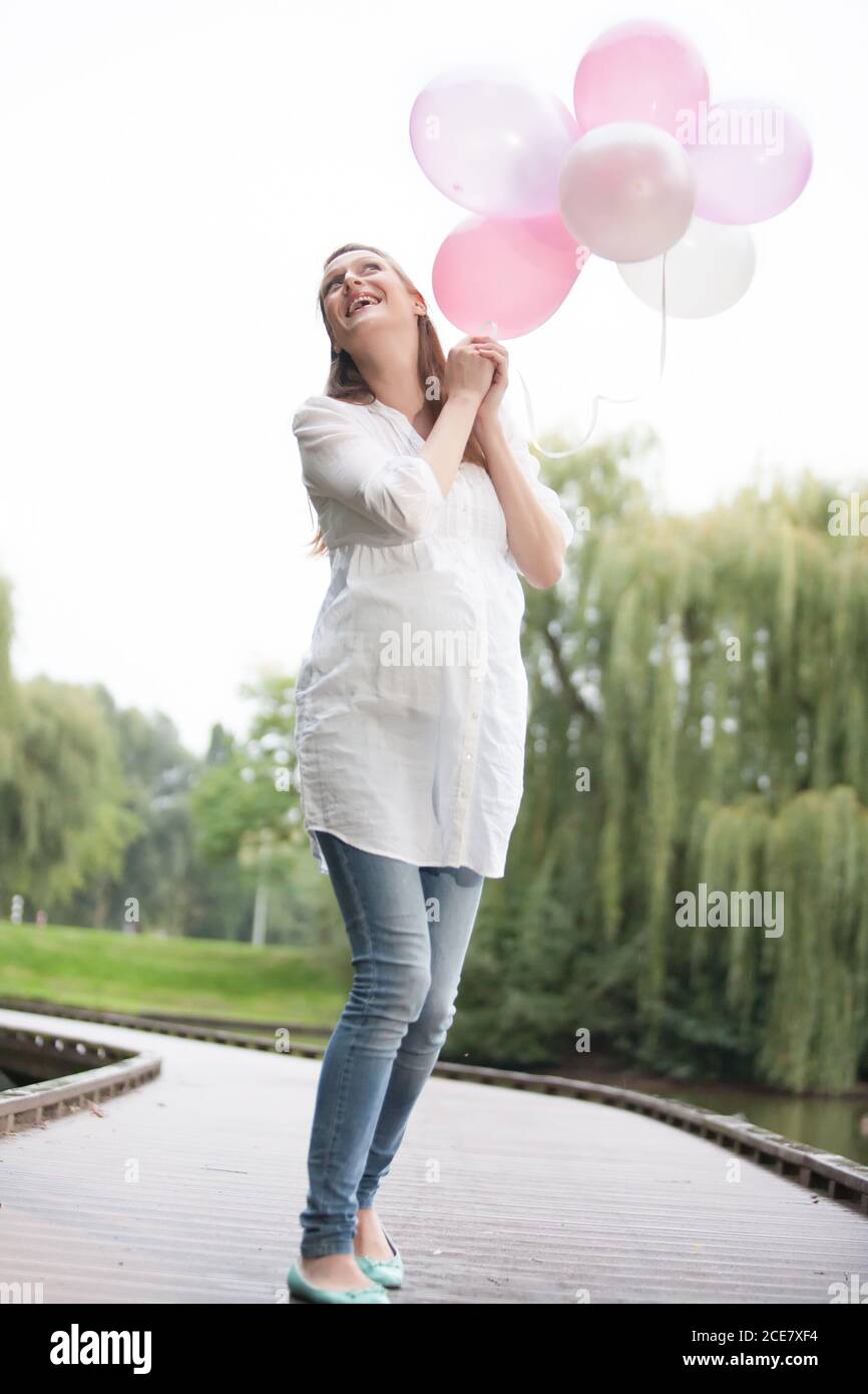 Femme enceinte avec des ballons Banque D'Images