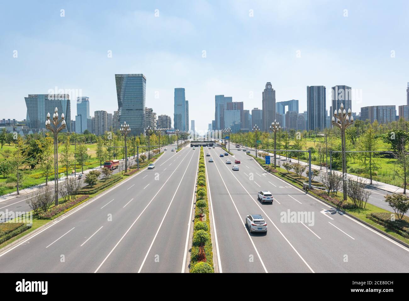 Chengdu, province du Sichuan, Chine - 26 août 2020 : avenue Tianfu avec gratte-ciels en arrière-plan dans le sud de Chengdu Banque D'Images