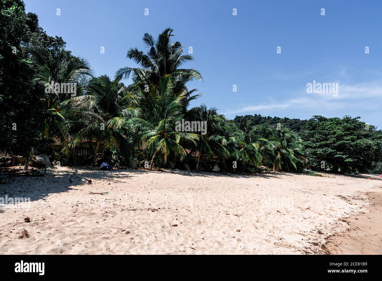 Pantai Pasir Panjang (longue plage de sable) dans une journée ensoleillée à l'île de Penang, en Malaisie Banque D'Images