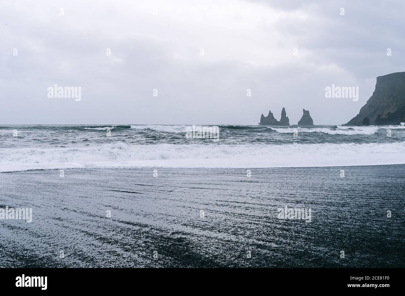 Paysage marin majestueux avec mer mousseuse et rochers rugueux dans l'eau par temps nuageux Banque D'Images