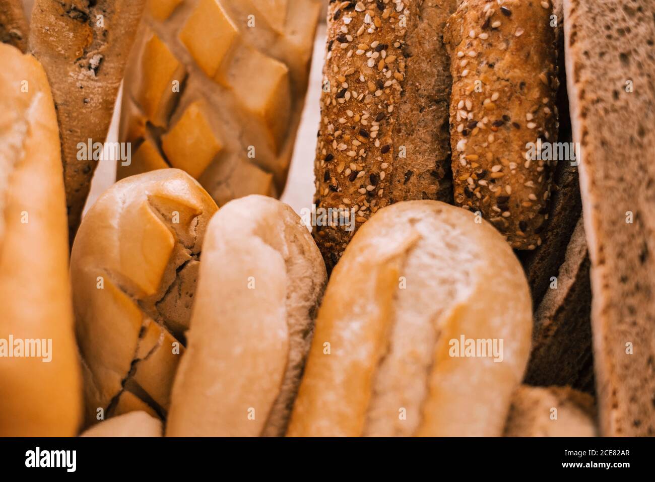 Pains et petits pains frais et variés servis sur plateau table blanche pendant le petit déjeuner Banque D'Images