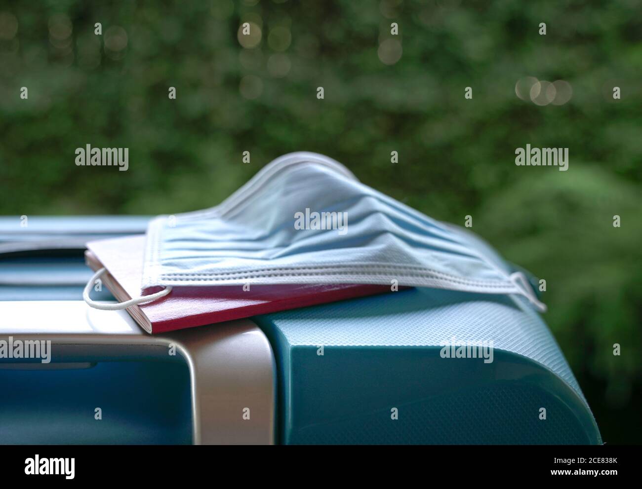 Valise avec masque et passeport. Voyager à l'étranger pendant le concept de pandémie Covid-19. Banque D'Images