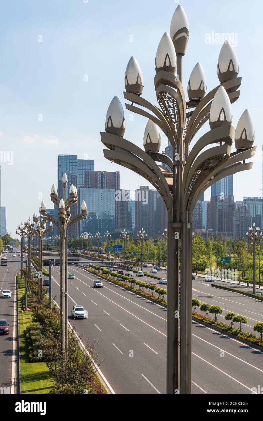 Chengdu, province du Sichuan, Chine - 26 août 2020 : avenue Tianfu et lampadaires typiques avec gratte-ciel en arrière-plan dans le sud de Chengdu Banque D'Images