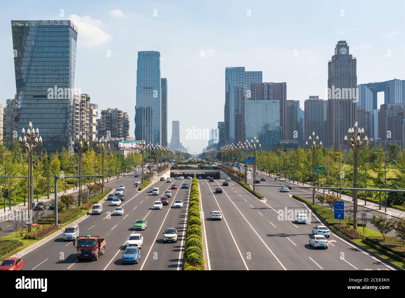 Chengdu, province du Sichuan, Chine - 26 août 2020 : avenue Tianfu avec gratte-ciels en arrière-plan dans le sud de Chengdu Banque D'Images