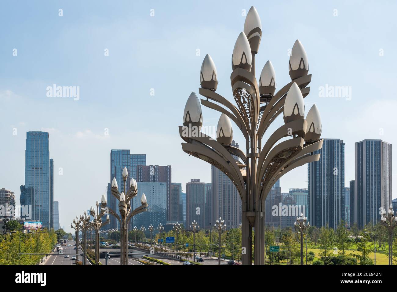 Chengdu, province du Sichuan, Chine - 26 août 2020 : avenue Tianfu et lampadaires typiques avec gratte-ciel en arrière-plan dans le sud de Chengdu Banque D'Images