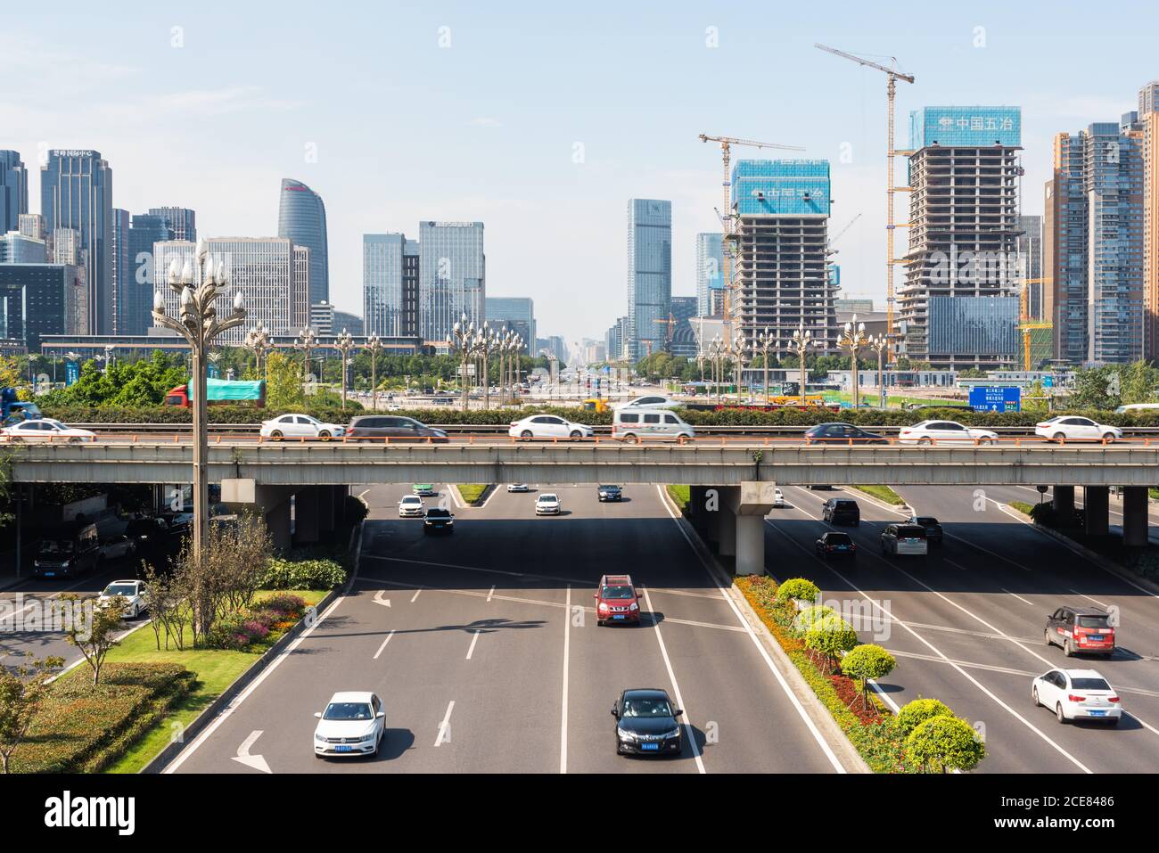 Chengdu, province du Sichuan, Chine - 26 août 2020 : avenue Tianfu avec gratte-ciels en arrière-plan dans le sud de Chengdu Banque D'Images