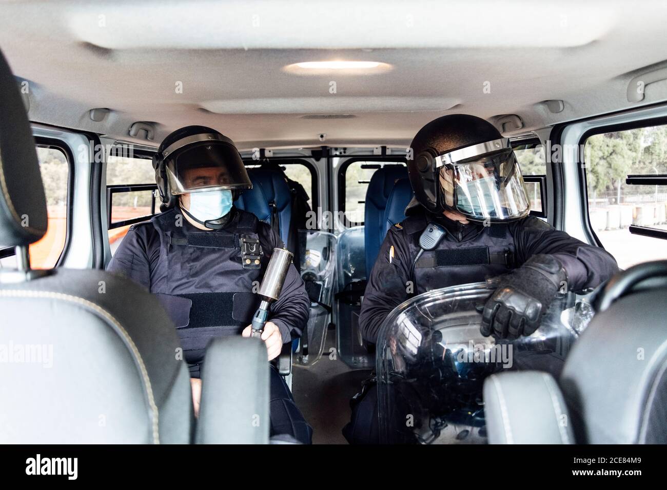 swat policier dans casque d'armure de corps et masque médical va à utiliser avec un fusil d'assaut Banque D'Images