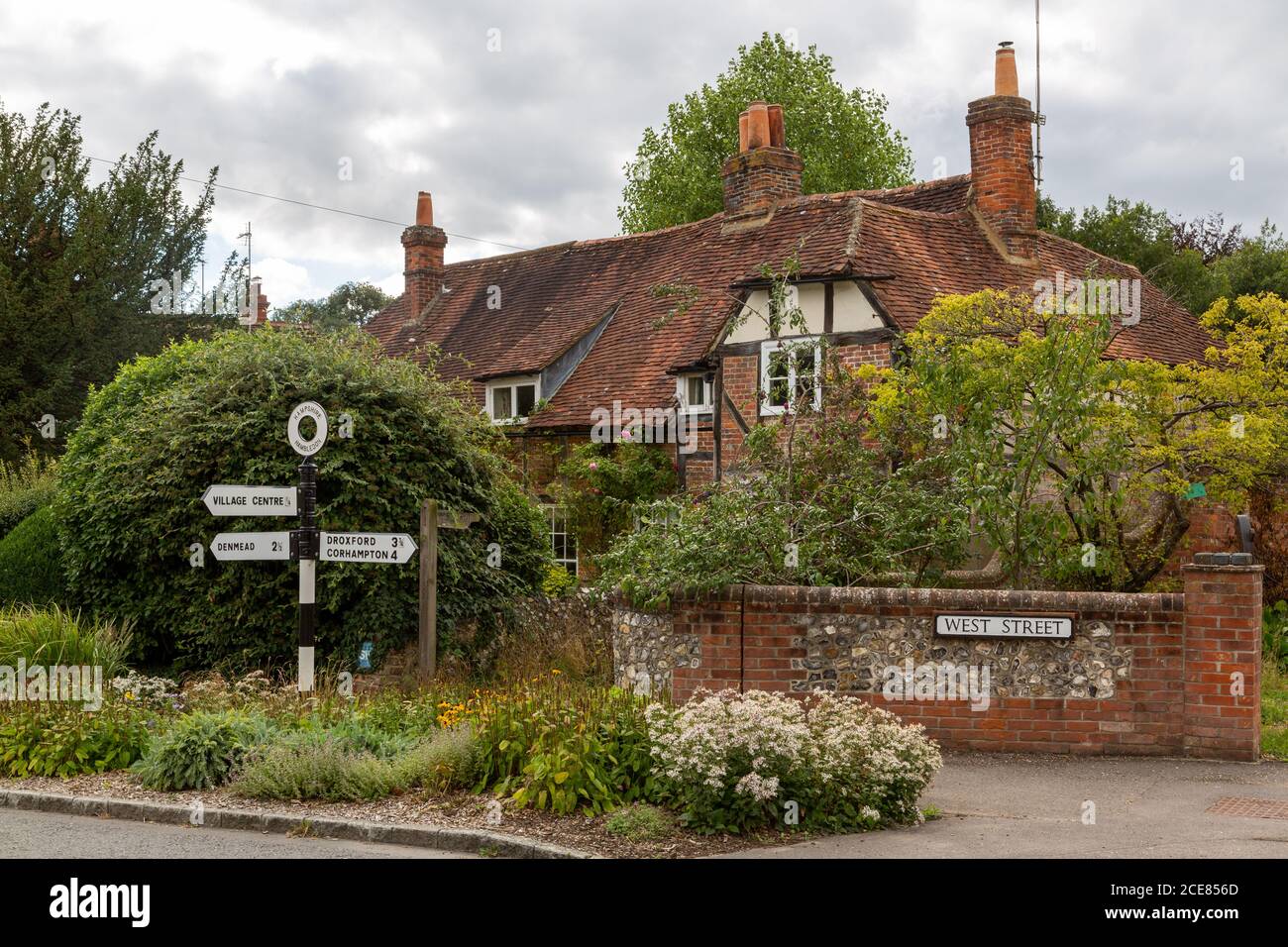 Un panneau de direction dans un village anglais pointant vers Droxford, Denmead et corhampton ainsi que le centre du village à Hambledon, Hampshire Banque D'Images