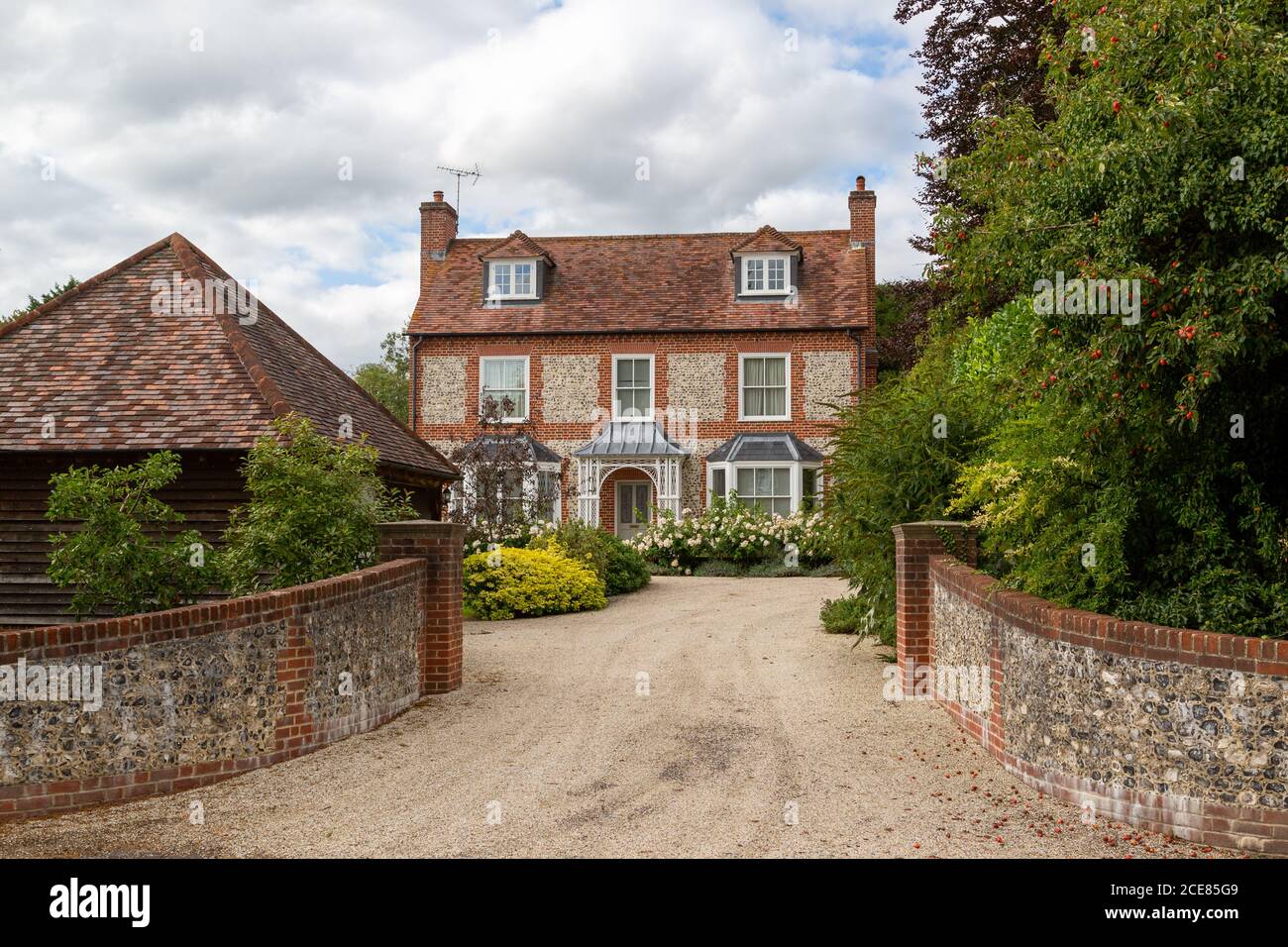 Une grande maison de campagne anglaise avec une grande allée, Hambledon, Hampshire, Royaume-Uni Banque D'Images