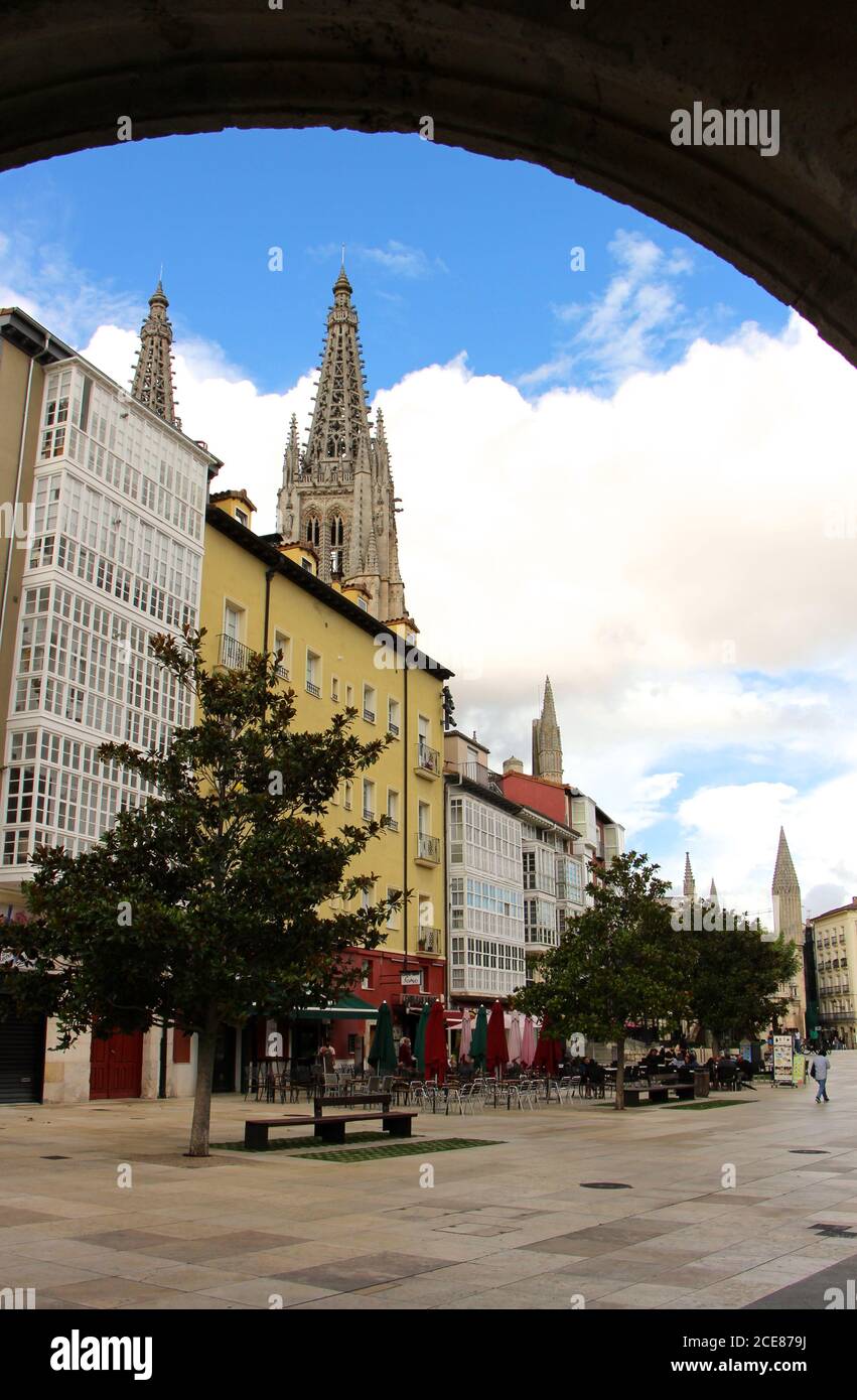 Vue à travers une arche de la Calle Nuno Rasura piétonne Espace avec terrasses de bar et la cathédrale de Burgos flèches de Burgos Castille et Leon Espagne Banque D'Images