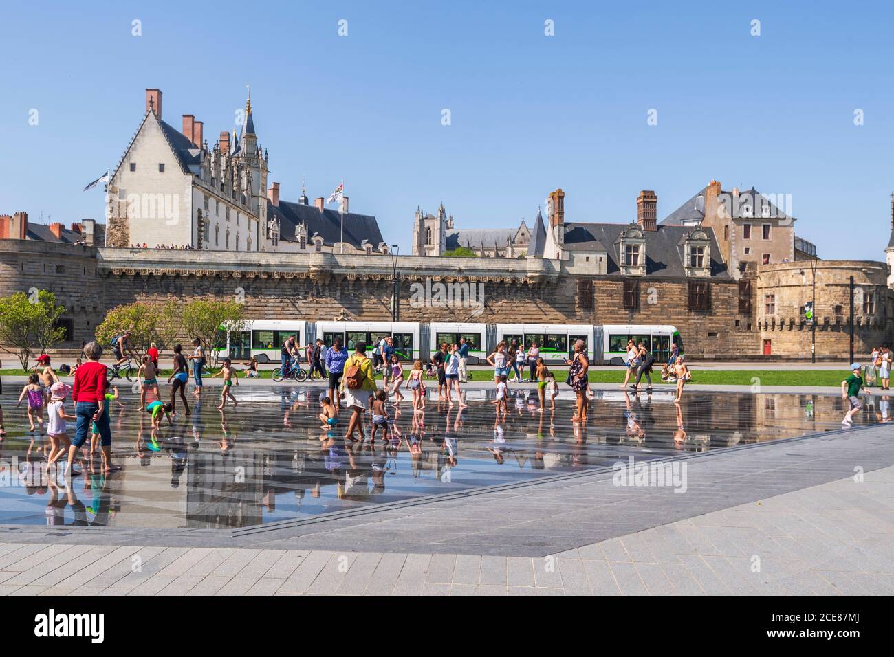 Nantes (nord-ouest de la France) : étang ornemental sur la place en face du château des Ducs de Bretagne. Touristes et habitants appréciant le fr Banque D'Images