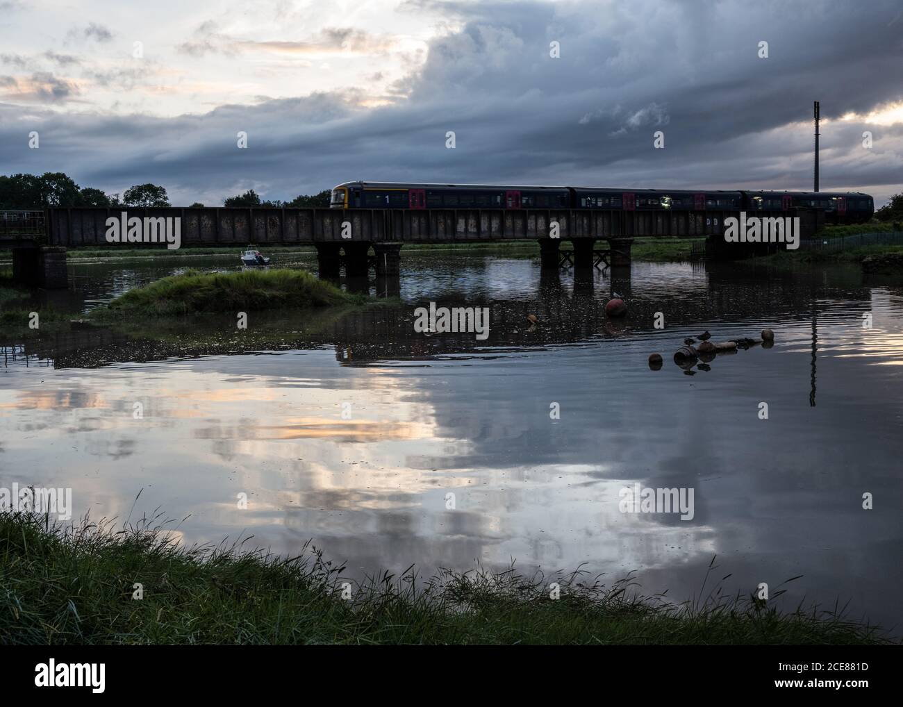 Un train de voyageurs traverse le viaduc de la rivière Trym à Sea Mills sur la ligne de chemin de fer Severn Beach à Bristol. Banque D'Images