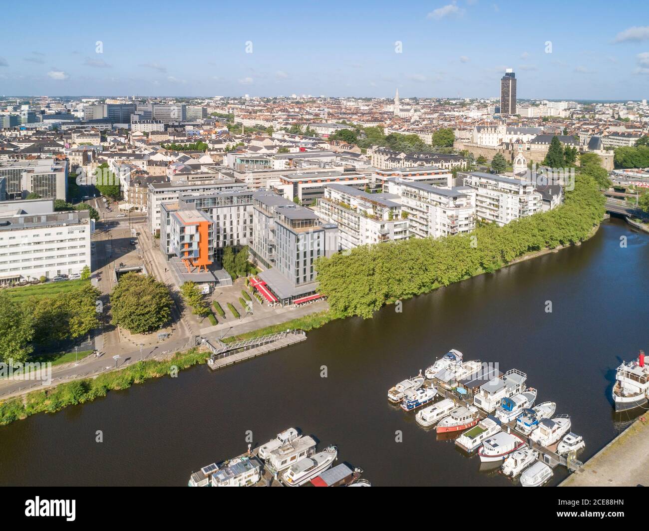 Nantes (nord-ouest de la France) : le bassin Saint-Felix qui relie l'Erdre et la Loire et les locaux de Nantes Metropole Banque D'Images