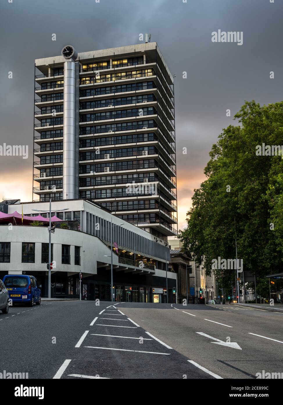 L'immeuble de bureaux de la tour Colston se dresse au-dessus de la route Colston Avenue dans le centre-ville de Bristol. Banque D'Images