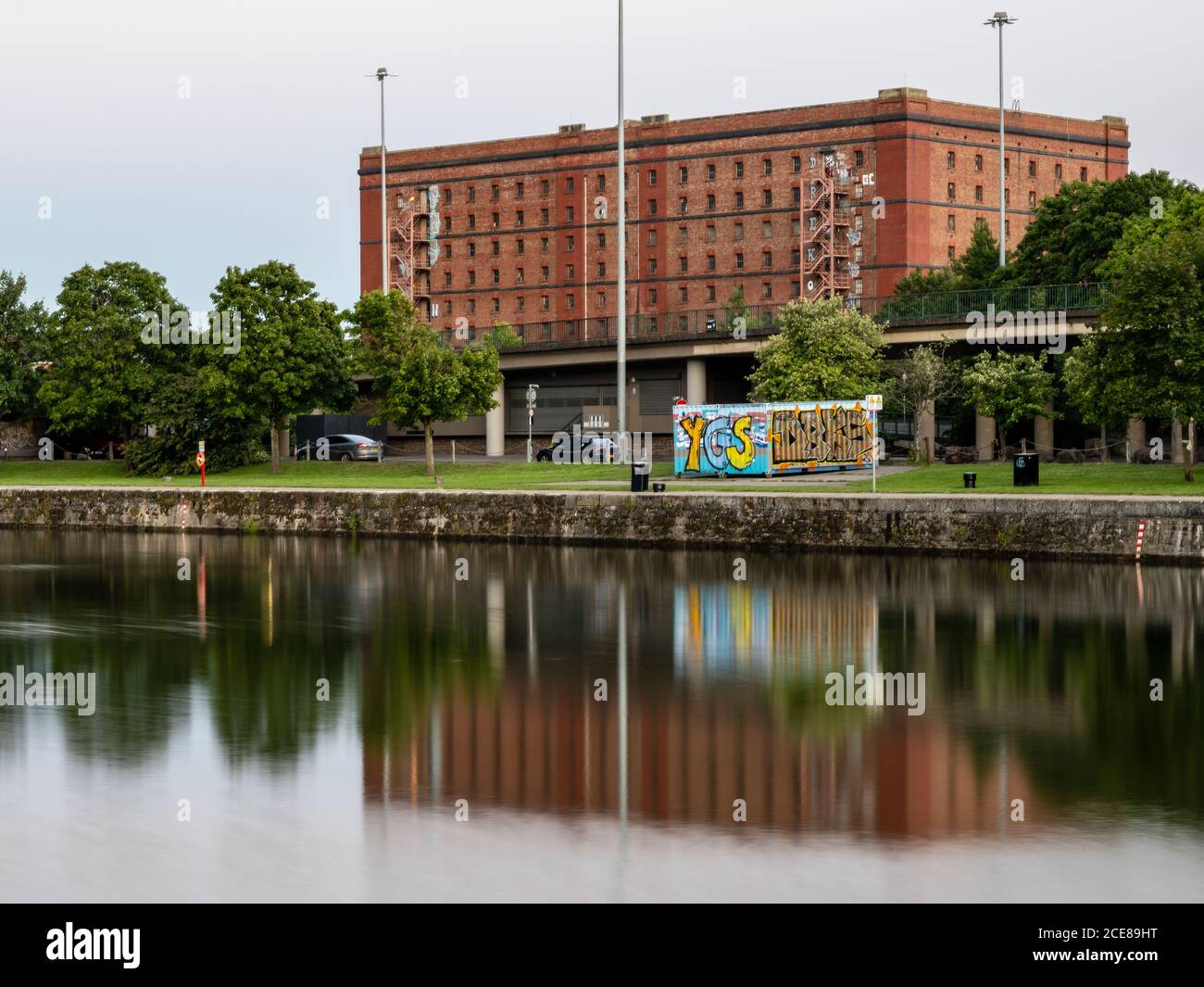Le « A Bond », l'un des 3 entrepôts de stockage de référence, se reflète dans le bassin Cumberland des quais de « Floating Harbour » de Bristol. Banque D'Images