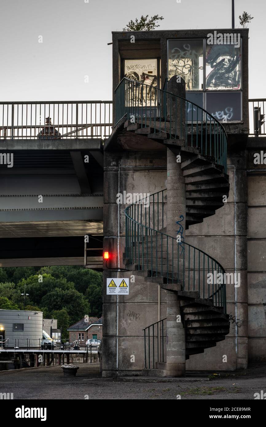 Un escalier en colimaçon en béton mène du quai du bassin Cumberland au pont Pimsoll sur le port flottant de Bristol. Banque D'Images