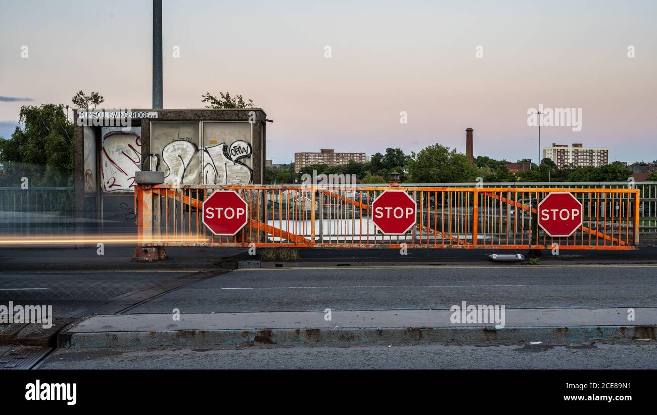 La circulation circule sur la route A370 Brunel Way et traverse le pont Swingbridge de Plimsoll, dans le bassin Cumberland, sur le port flottant de Bristol. Banque D'Images