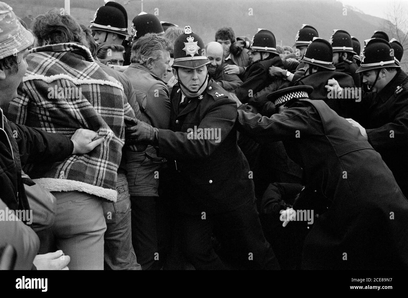 Les mineurs de charbon en grève luttent avec la police lors du piquetage de la steelworks de Port Talbot, pays de Galles du Sud, 1984 Banque D'Images