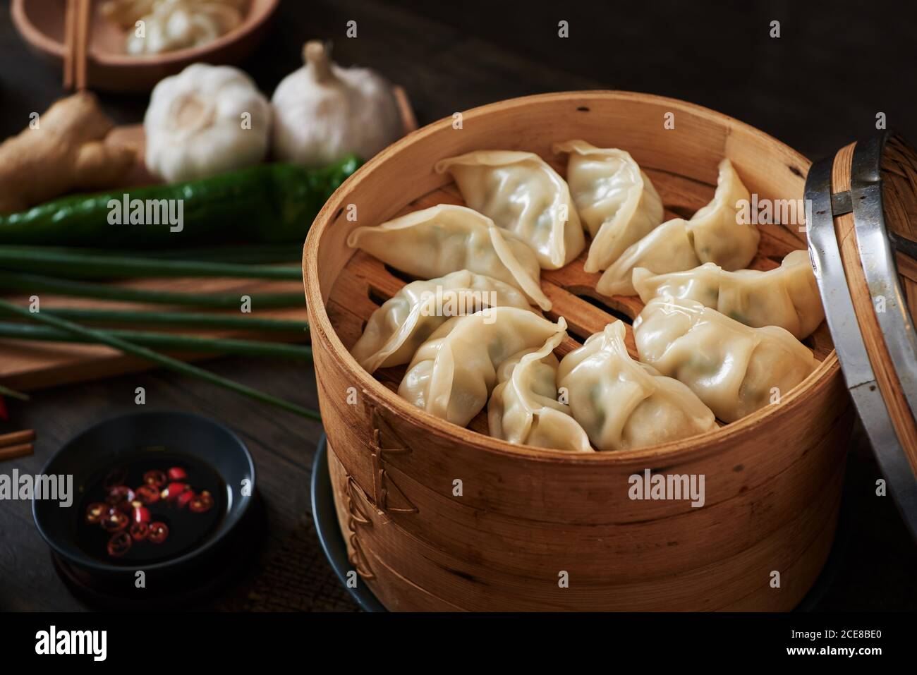 Boulettes chinoises cuites à la vapeur à base de légumes et de porc. Banque D'Images