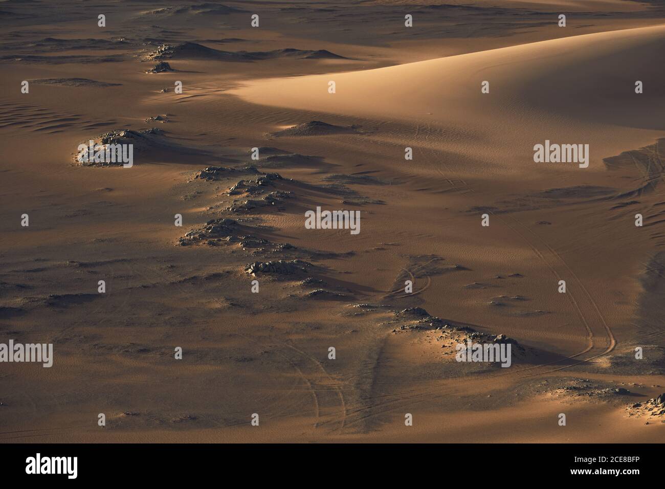 Vue sur le paysage du désert avec des dunes de sable et des pierres sans forme avec surface de la merde Banque D'Images