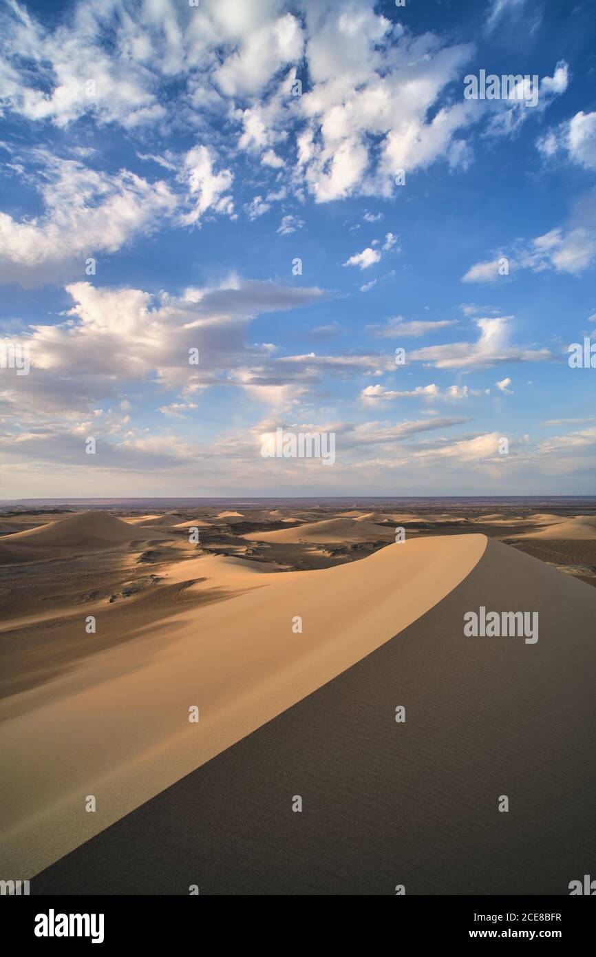 Paysage désertique minimaliste avec dunes de sable et ciel bleu clair à Hami, Xinjiang en Chine Banque D'Images