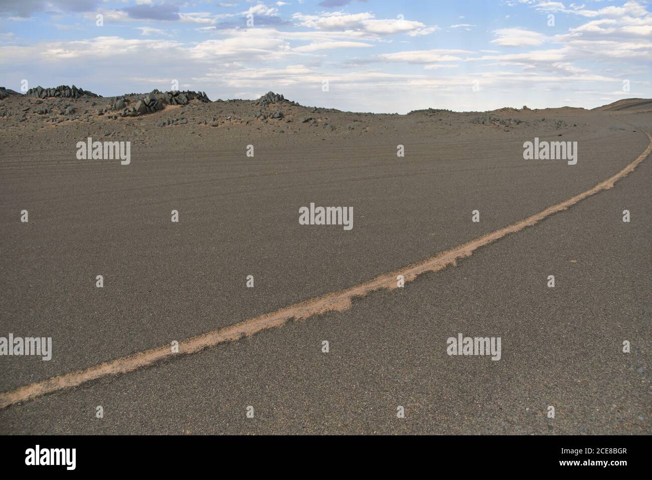 Vue sur le paysage du désert avec des dunes de sable à la surface de sable fin avec repères de roue Banque D'Images