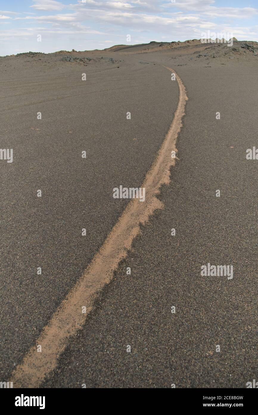 Vue sur le paysage du désert avec des dunes de sable à la surface de sable fin avec repères de roue Banque D'Images