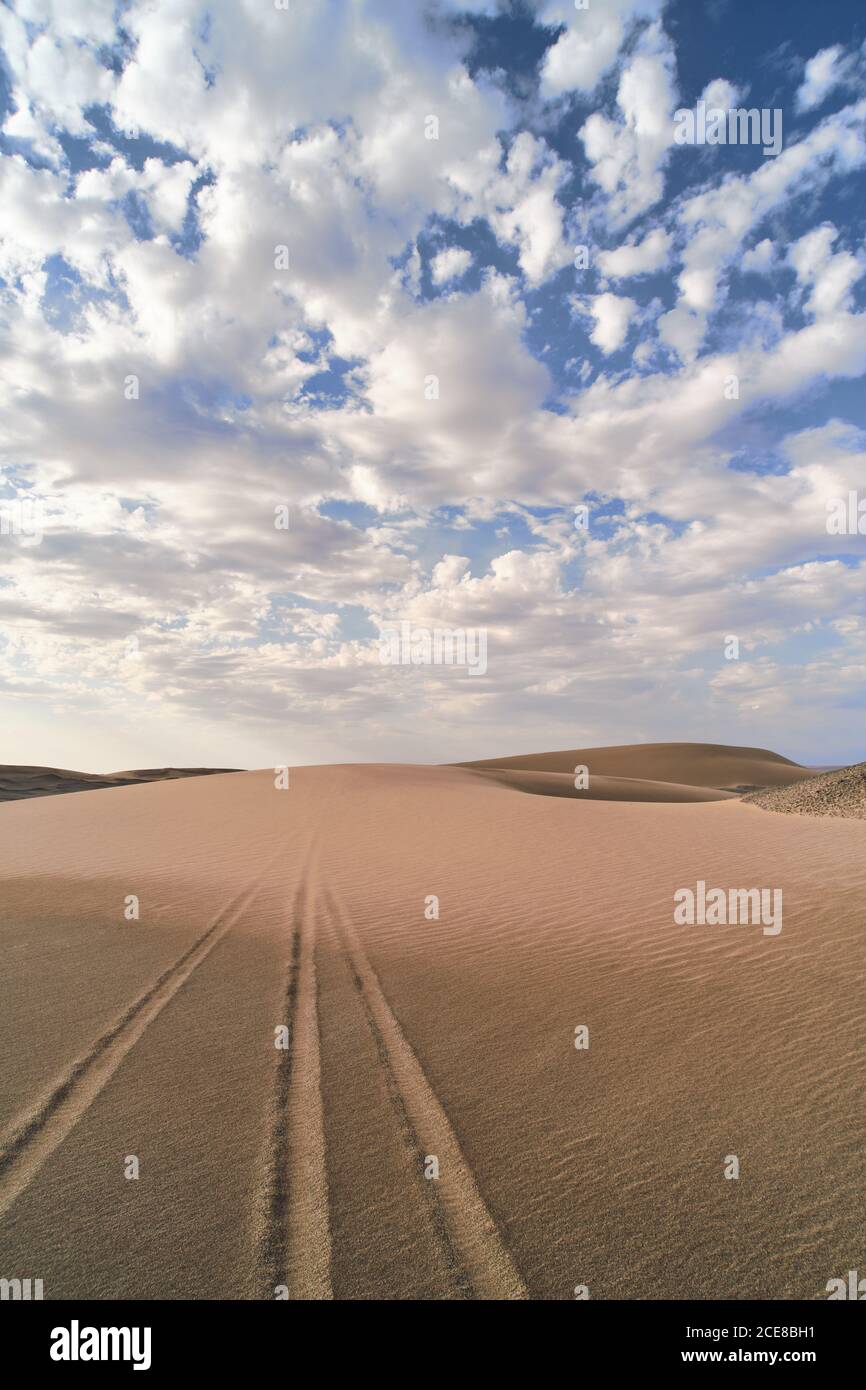 Paysage désertique minimaliste avec dunes de sable et ciel bleu clair à Hami, Xinjiang en Chine Banque D'Images