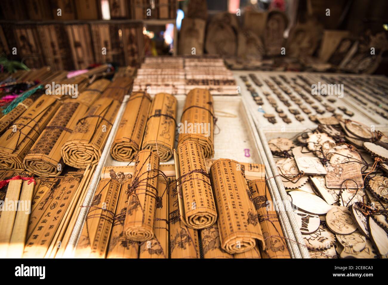 Des slips de bambou traditionnels avec hiéroglyphes placés sur le comptoir sur local bazar avec souvenirs Banque D'Images