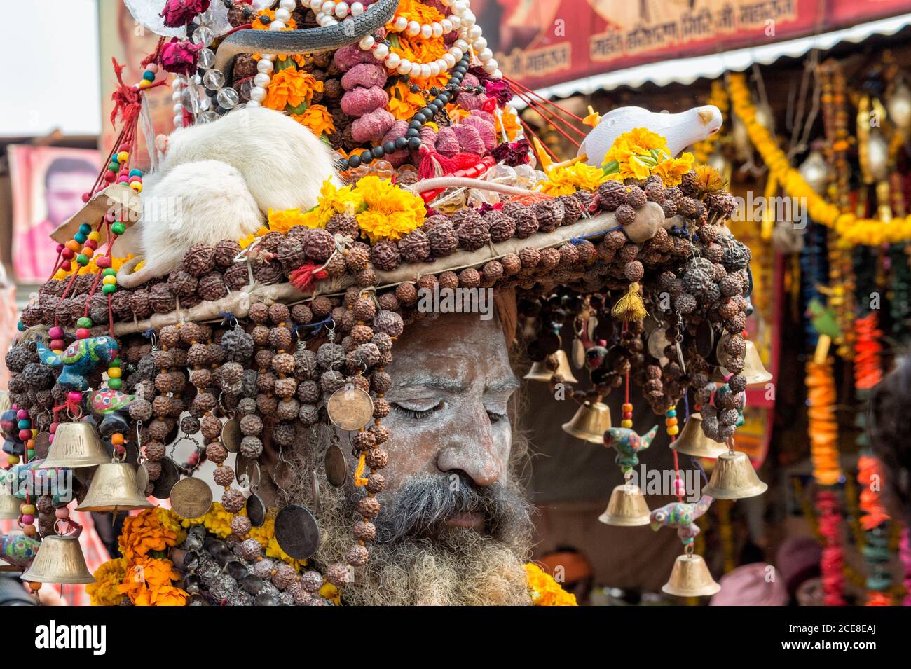 Frêne blanc recouvert de sadhu avec un chapeau décoré avec des colliers de guirlande Marigold, des perles et des rats blancs, pour usage éditorial seulement, Allahabad Kumbh Mela, wor Banque D'Images