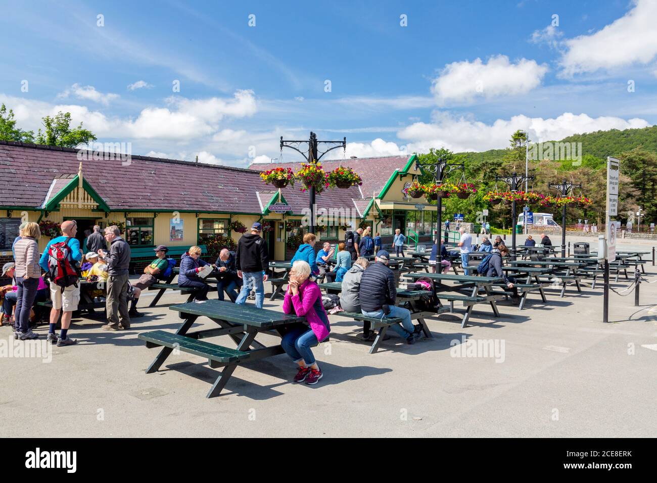 Une foule qui profite du soleil d'été à la gare de Snowdon Mountain, Llanberis, Gwynedd, pays de Galles, Royaume-Uni Banque D'Images