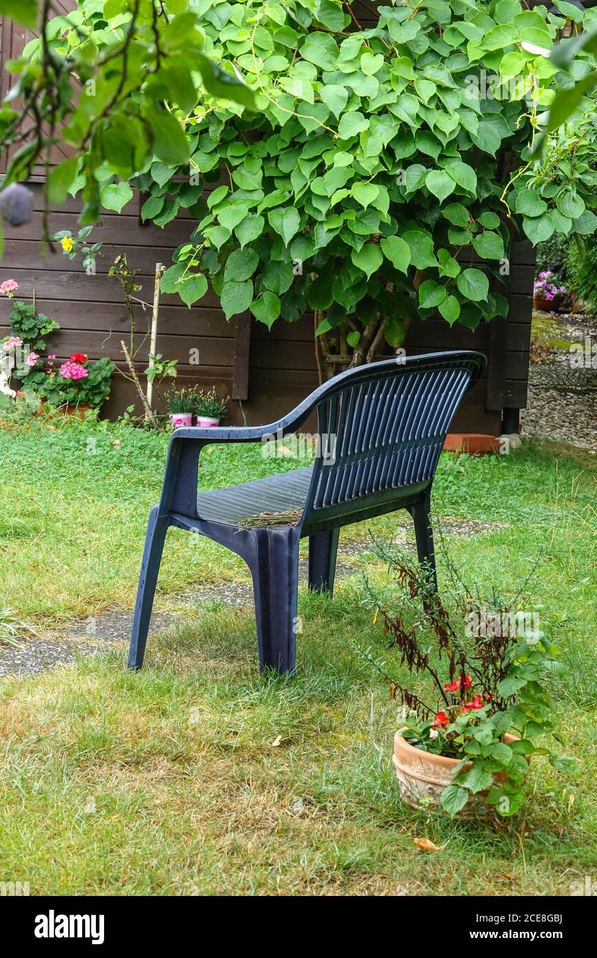 Banc en plastique dans le jardin, siège chaise en plastique jardin, hangar Banque D'Images