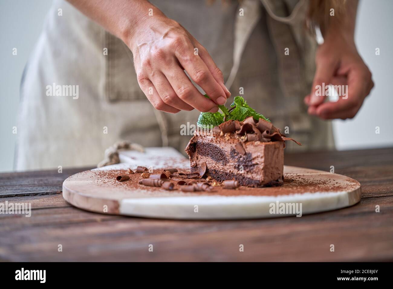 Croiser Anonyme Femme Chef Decorant Appetissant Gateau De Chocolat En Deux Avec Feuilles De Menthe Fraiche Photo Stock Alamy Croiser Anonyme Femme Chef Decorant Appetissant Gateau De Chocolat En Deux Avec Feuilles De Menthe Fraiche Photo Stock Alamy