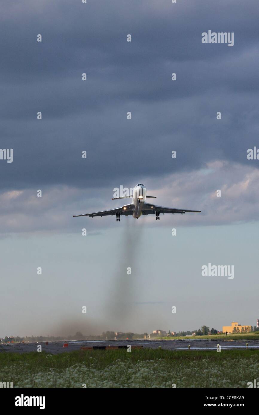 Avion soviétique qui s'envol de l'aérodrome militaire, fumée des moteurs après l'avion Banque D'Images