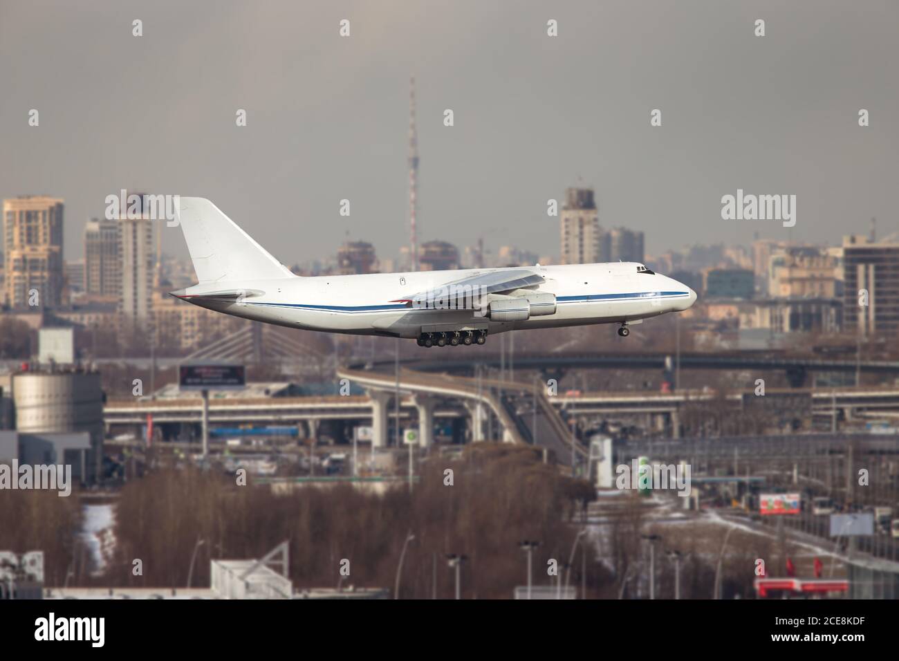Le plus grand fret et avion militaire stratégique décollage à la journée ensoleillée, Saint-Pétersbourg d'un point élevé sur fond Banque D'Images