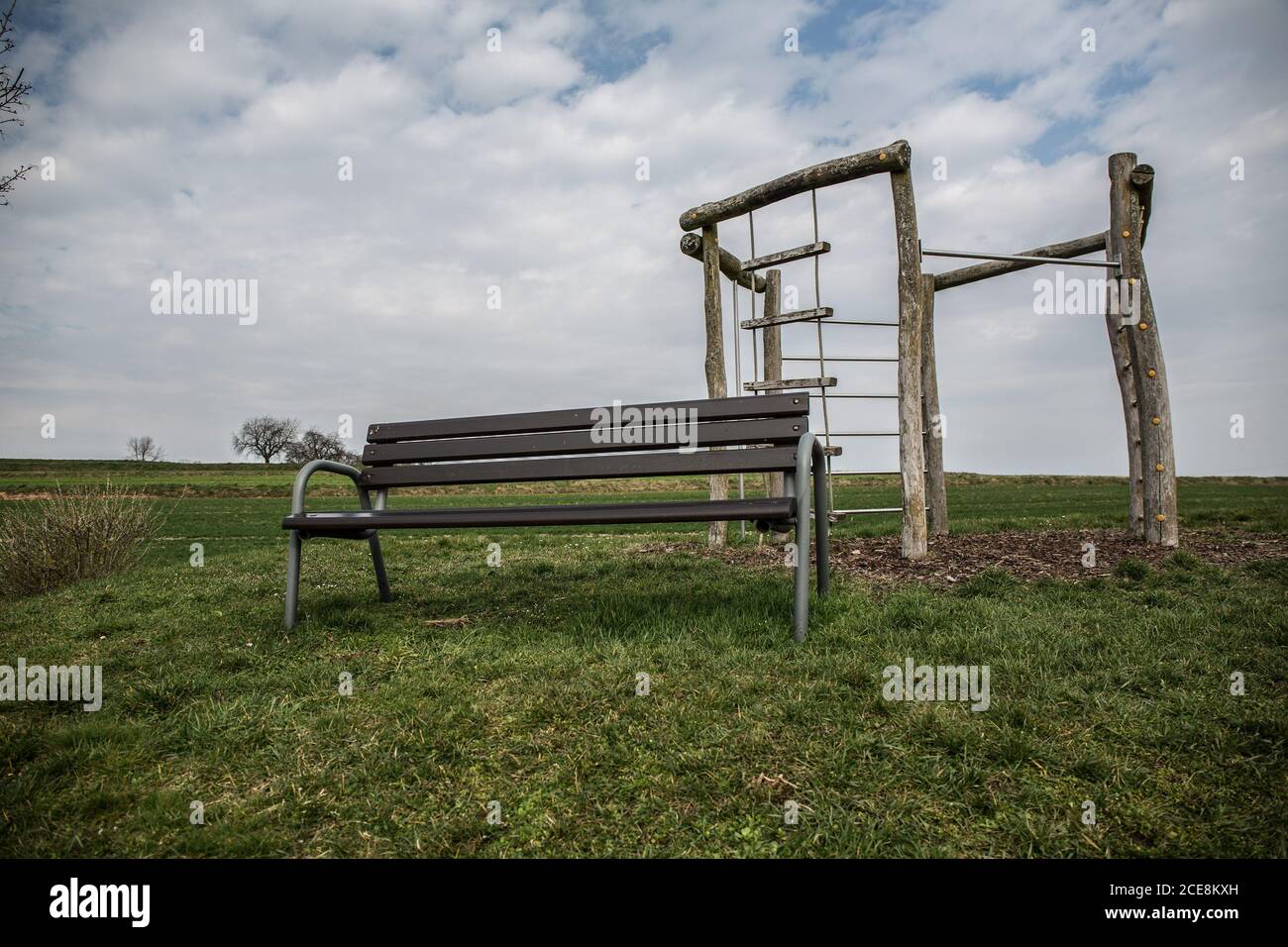 Bamberg, Allemagne. 17 mars 2020. Bamberg, Allemagne 17 mars 2020: Photos symboliques - 2020 espaces vides sur le terrain de jeu, un banc et un cadre de jeu, fonctionnalité/symbole/photo/caractéristique/détail/| usage dans le monde crédit: dpa/Alay Live News Banque D'Images