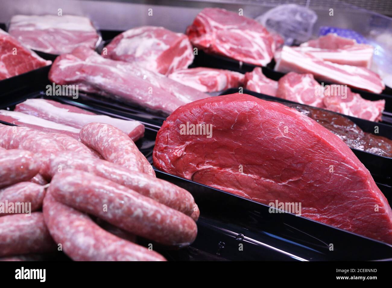 Variété de produits à base de viande fine dans la boucherie Banque D'Images