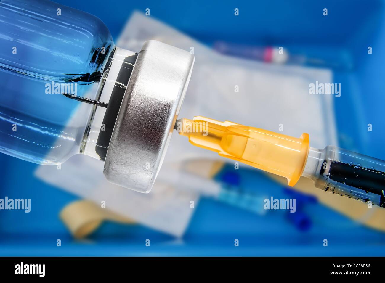 Vaccin en flacon avec seringue sur un plateau de perfusion intraveineuse fond du kit Banque D'Images
