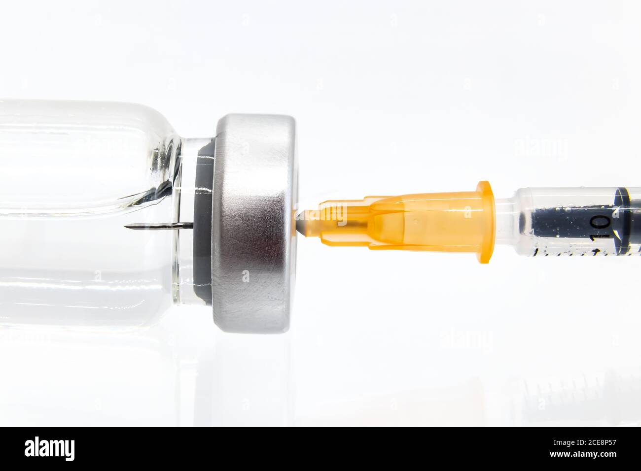 Vaccin en flacon avec seringue isolée sur fond blanc Banque D'Images