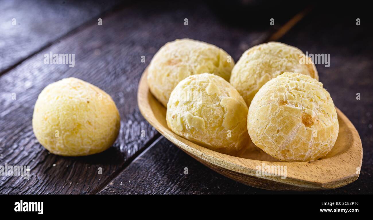 pain au fromage, pain fait de fromage cuit commun en amérique latine, sur fond de bois rustique Banque D'Images